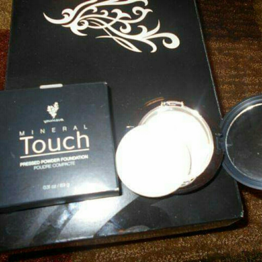 Touch mineral pressed powder foundation